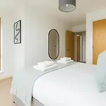 Smart Flat In A Quiet, Central & Convenient Location